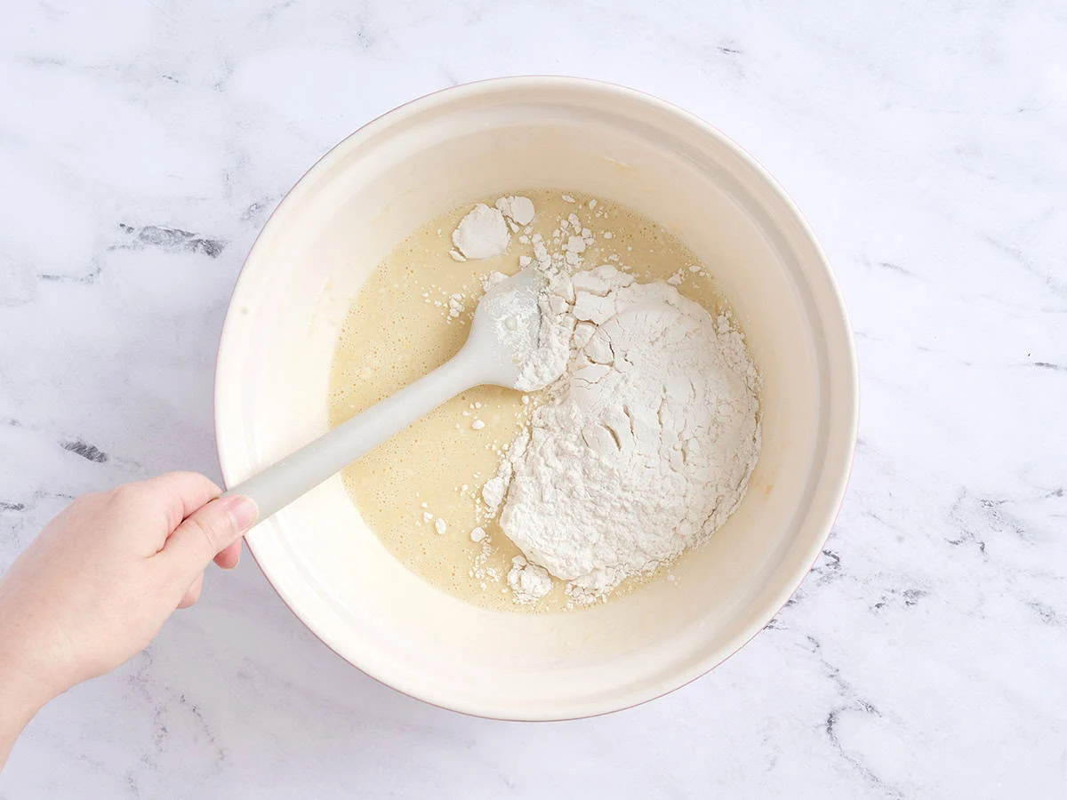 Incorporer la farine au mélange.