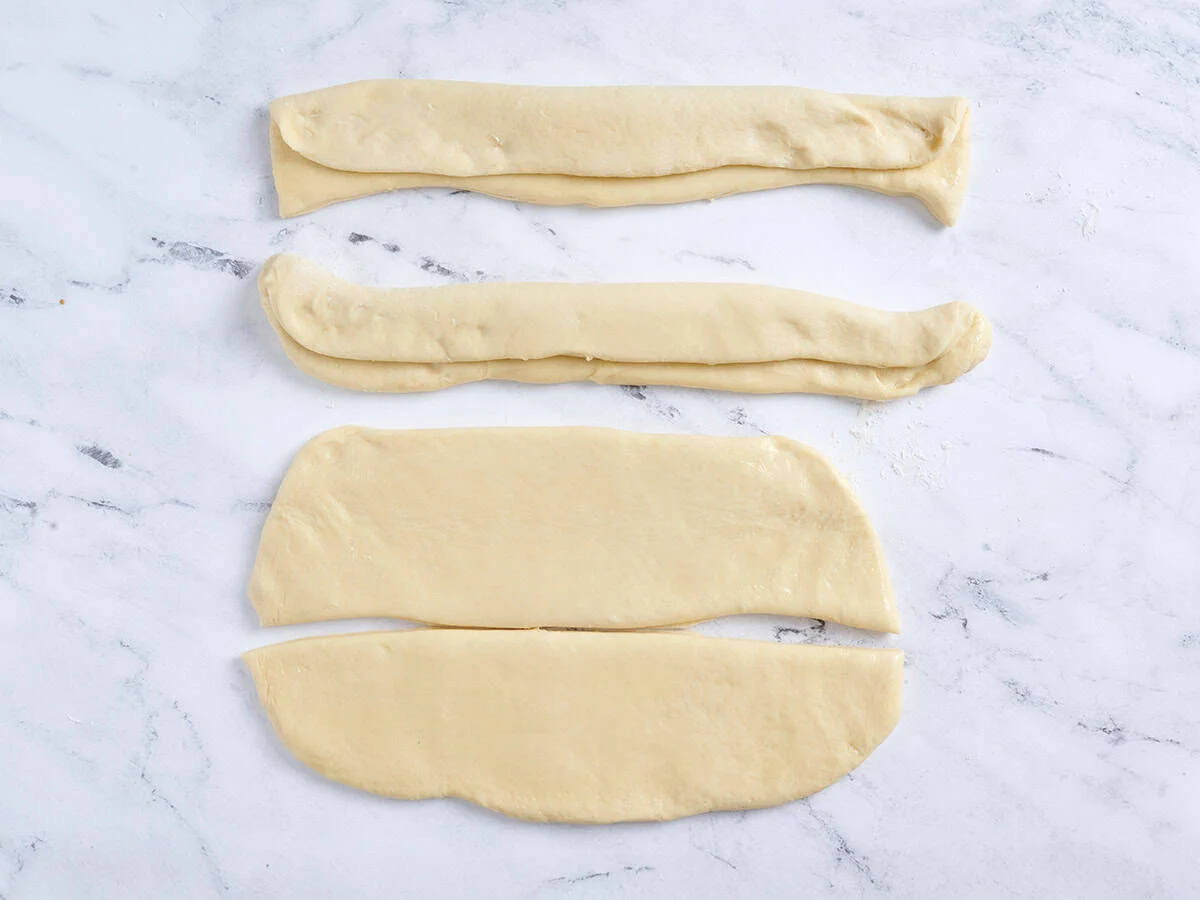 Plier la pâte et la découper en rectangles. 