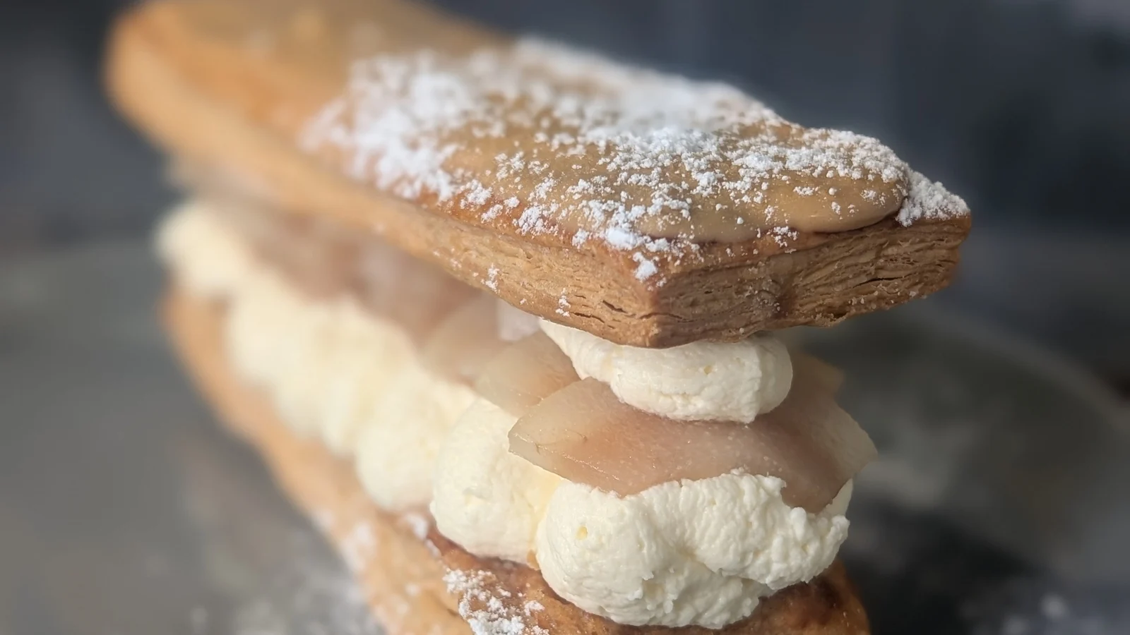 Tranche de café irlandais des Mags, crème vanille & poires pochées au whisky