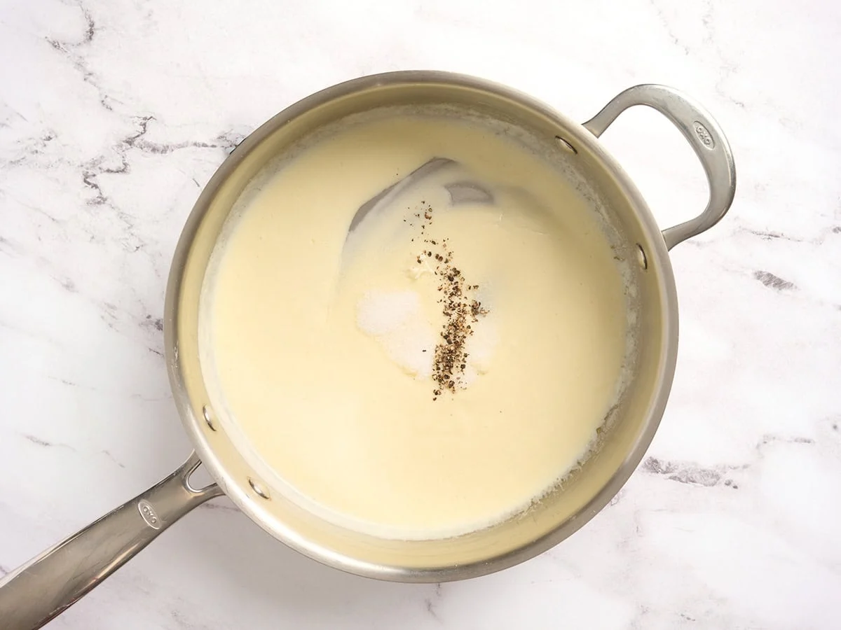 Une sauce à la crème dans une poêle avec assaisonnement ajouté.