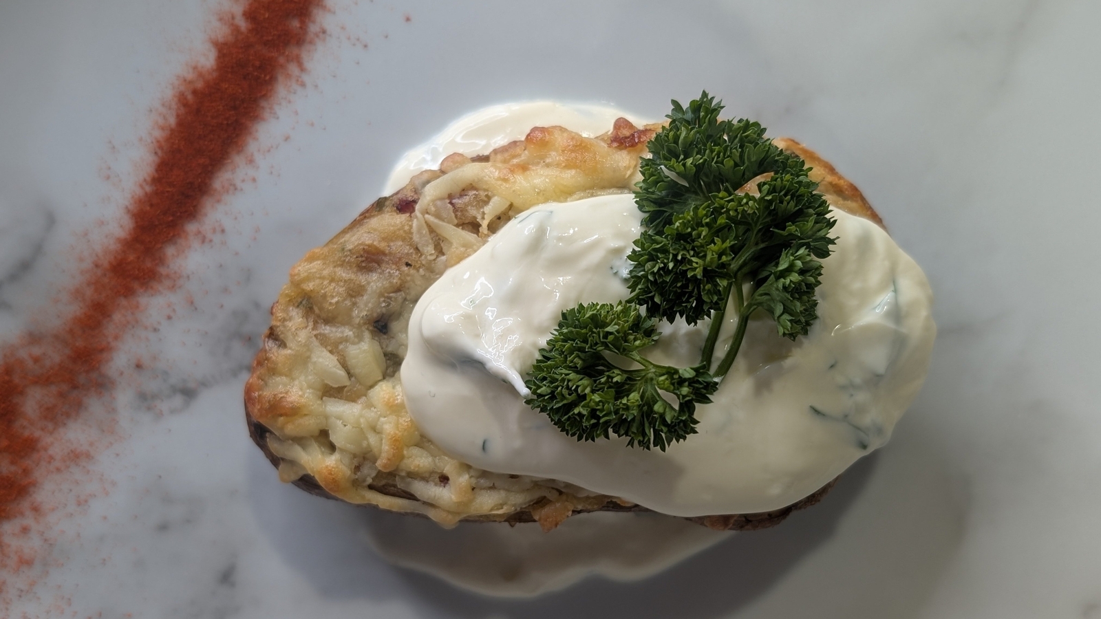 Pommes de terre au four farcies de Trisha avec fromage fumé, ciboulette et bacon croustillant