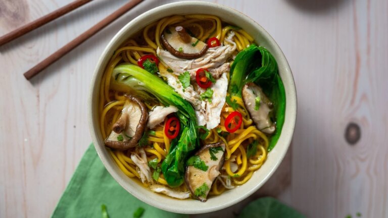 Soupe chinoise poulet et nouilles d'Eva Pau