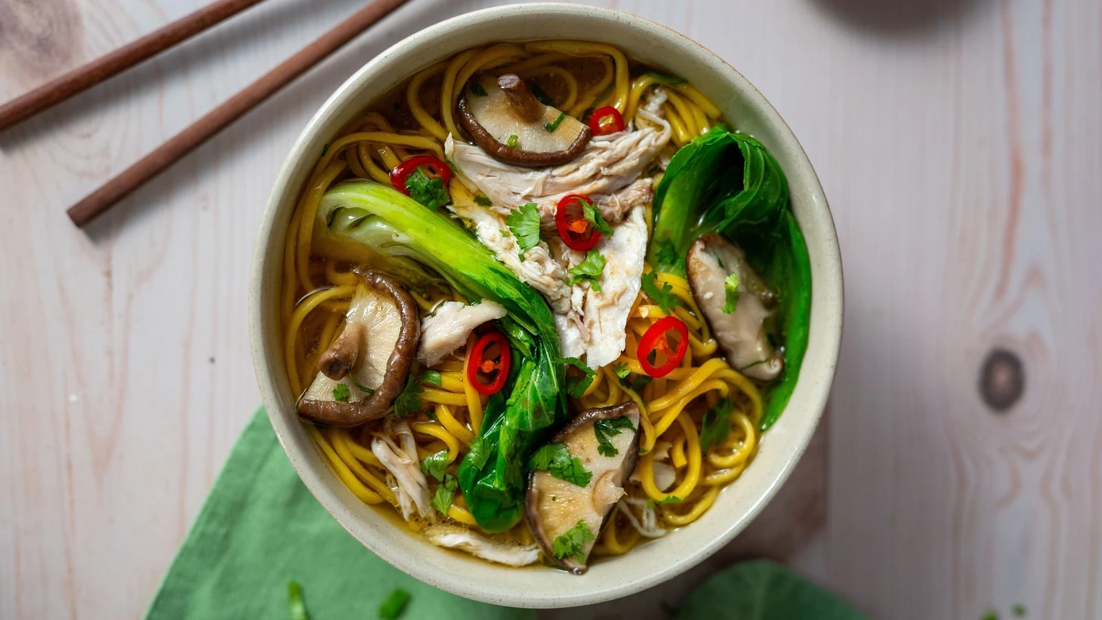 Soupe chinoise poulet et nouilles d'Eva Pau