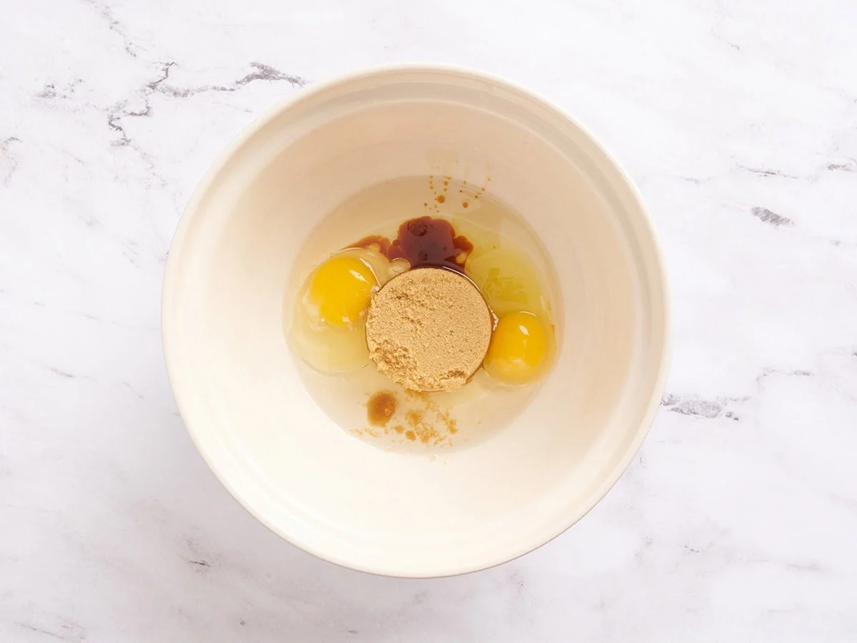 Sucre, huile et vanille dans un bol à mélanger.