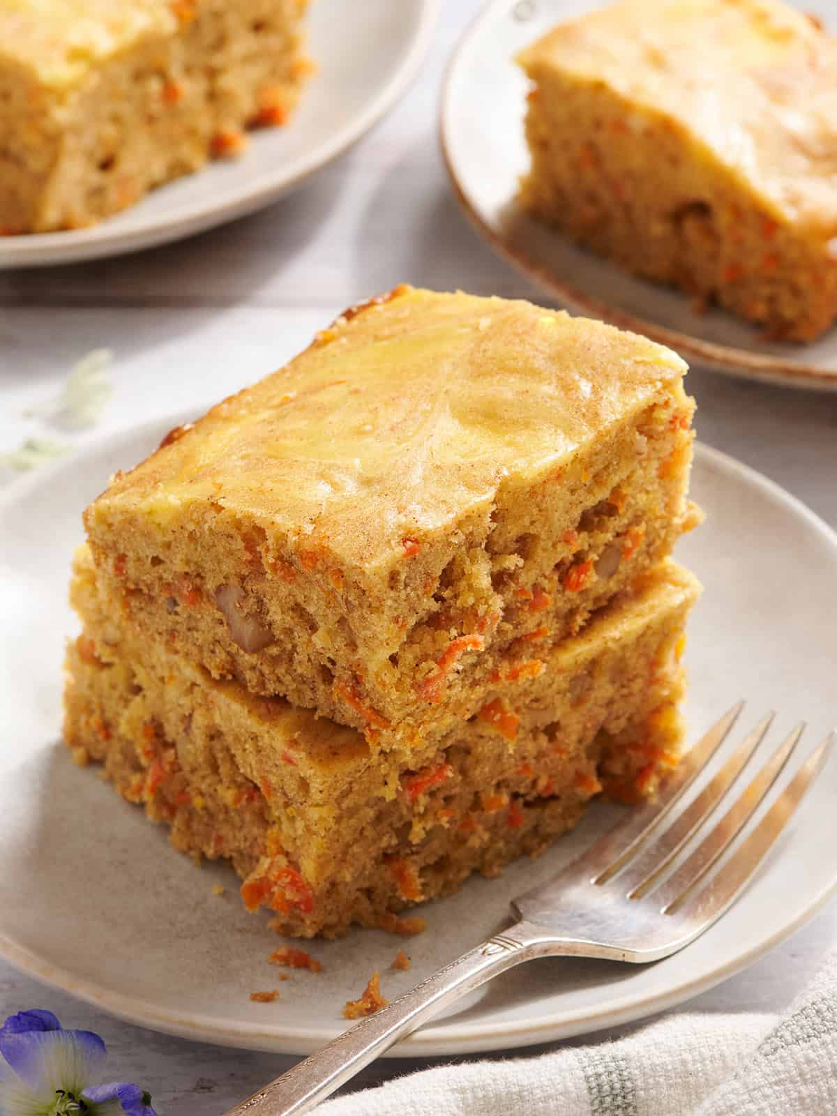 Vue latérale des barres de gâteau aux carottes sur une assiette.