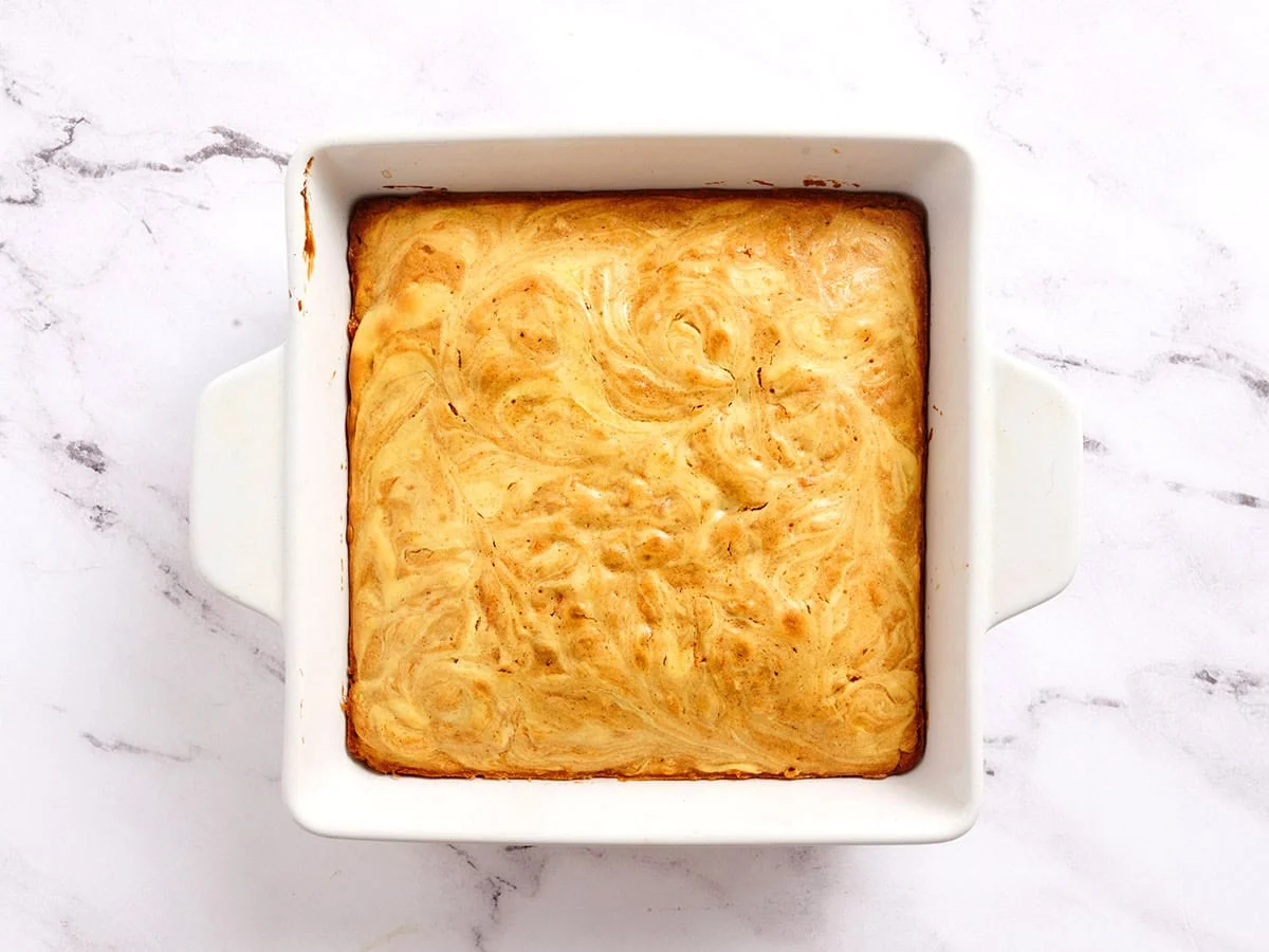 Barres de gâteau aux carottes finies dans un plat allant au four avant de les trancher.