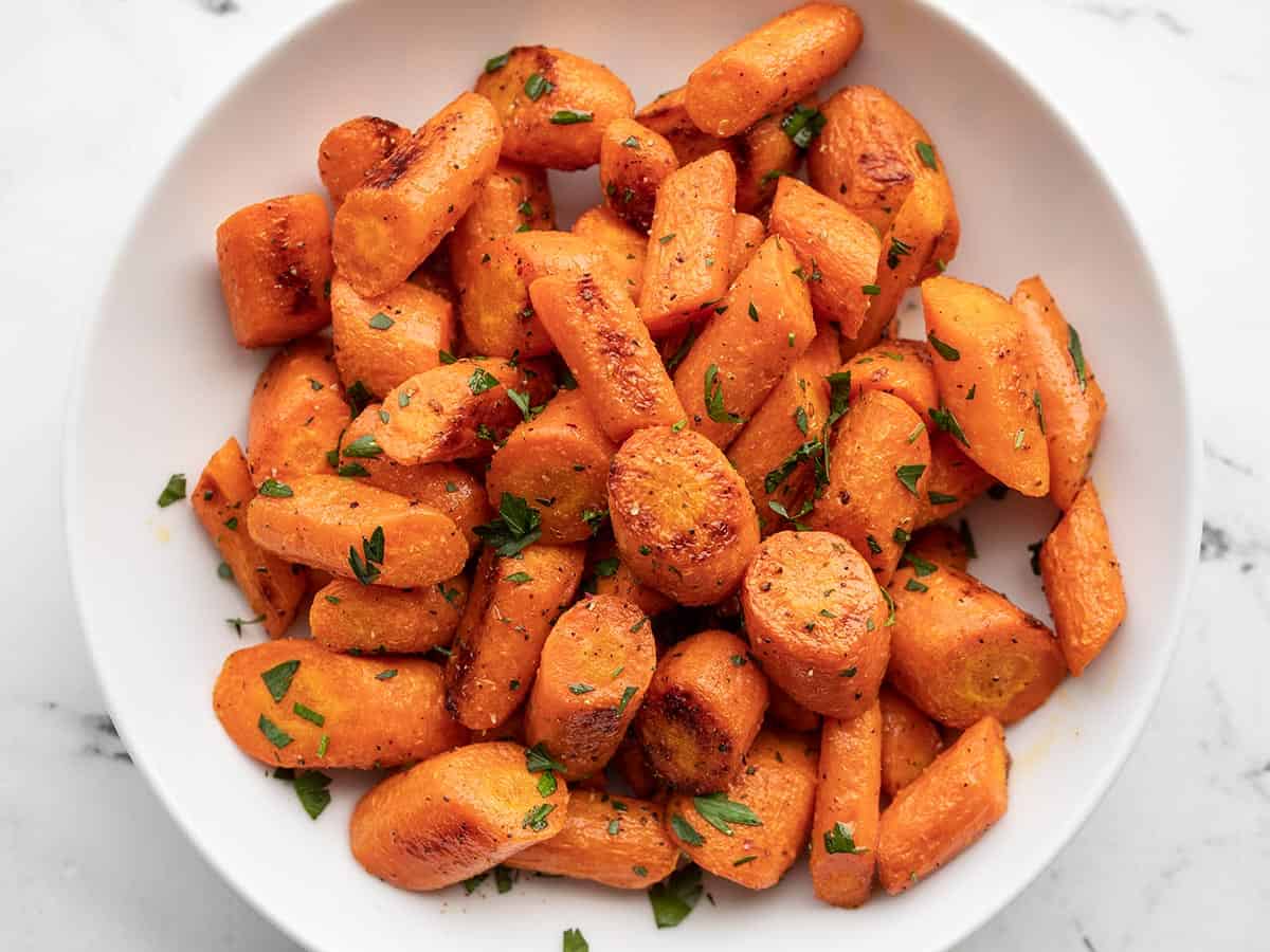 Carottes rôties dans un bol d'en haut.