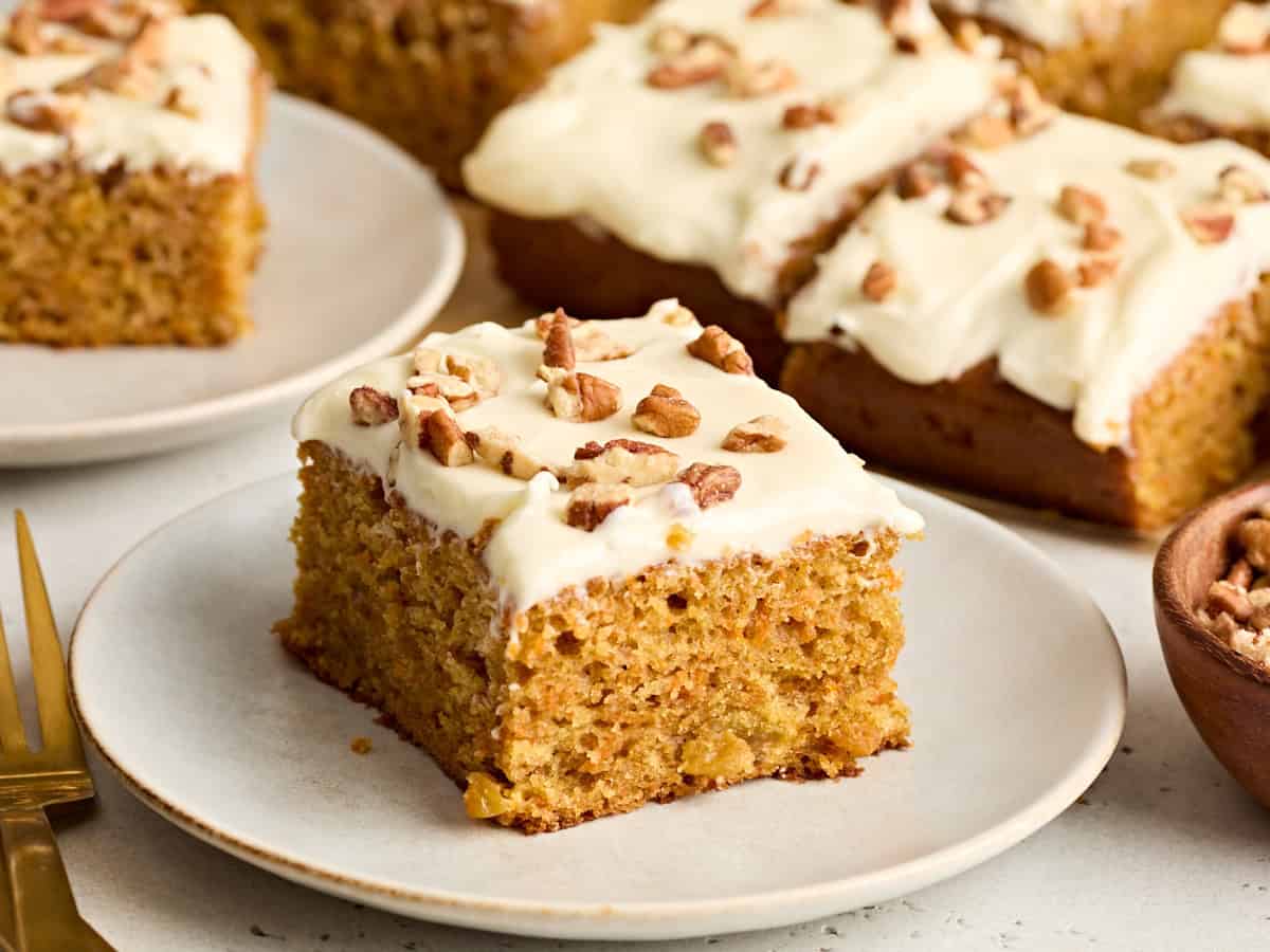 Vue latérale d'une tranche de gâteau aux carottes sur une assiette