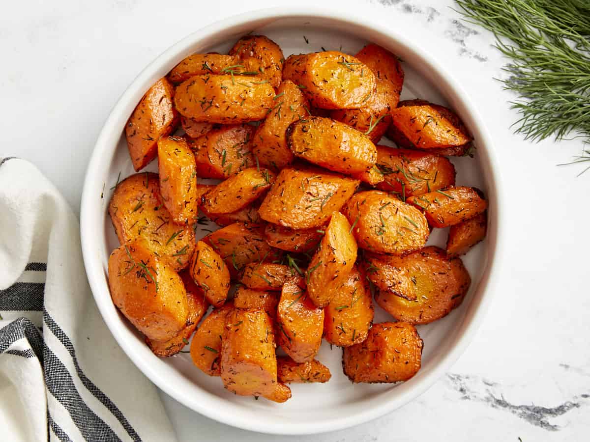 Vue aérienne des carottes Air Fryer dans un plat de service blanc.