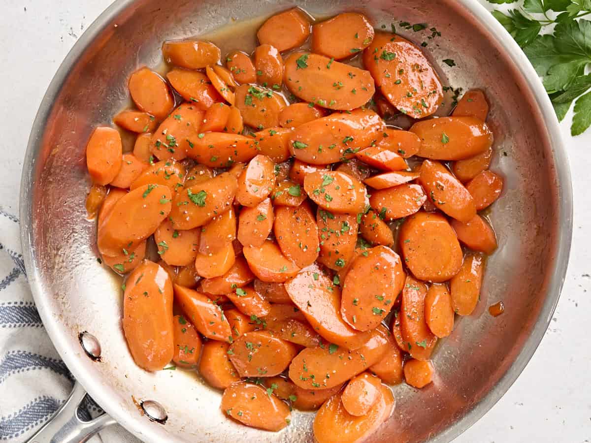 Vue aérienne de carottes glacées dans une sauteuse.