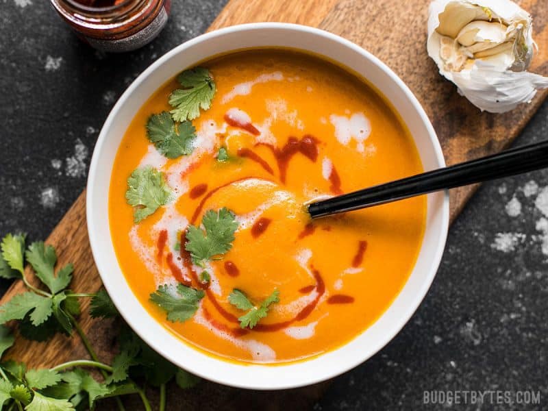 Vous n’avez besoin que de quelques ingrédients pour préparer cette soupe thaïlandaise légère et satisfaisante aux carottes et au curry à la noix de coco. C'est un produit crémeux, un peu sucré, un peu épicé et très délicieux. BudgetBytes.com