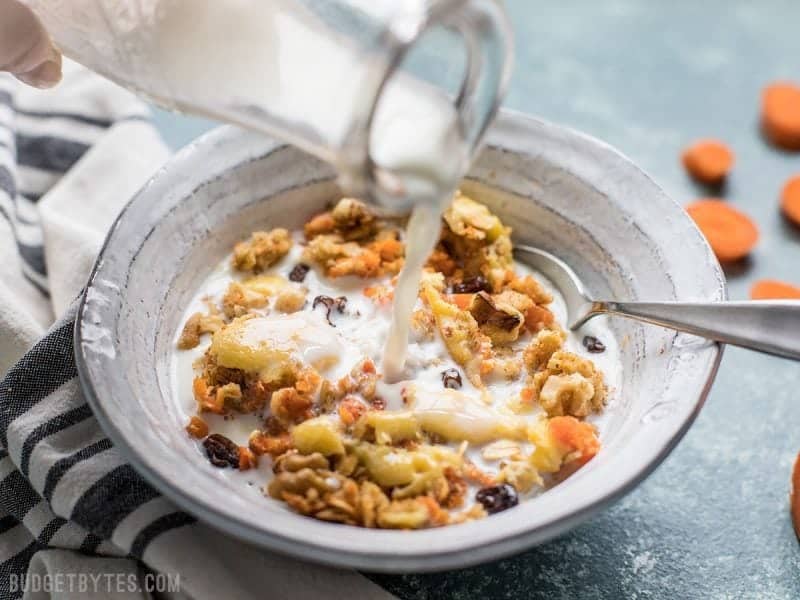 Ce gruau cuit au four au gâteau aux carottes regorge de carottes bonnes pour la santé, seulement un peu de sucre et des touches sucrées de raisins secs et une garniture inspirée du cheesecake. BudgetBytes.com