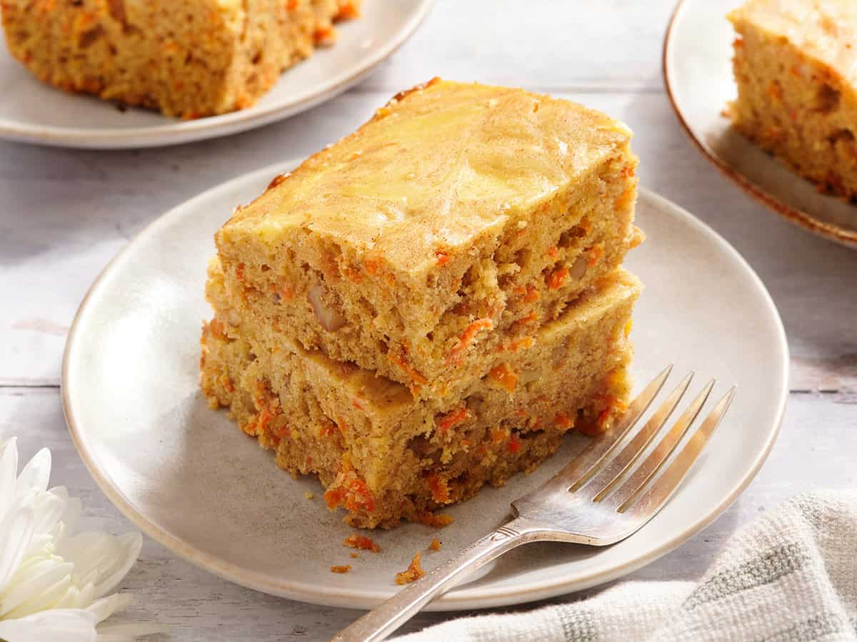 Vue latérale des barres de gâteau aux carottes sur une assiette.