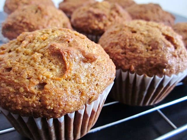 Gamme de muffins dans un présentoir décoratif.