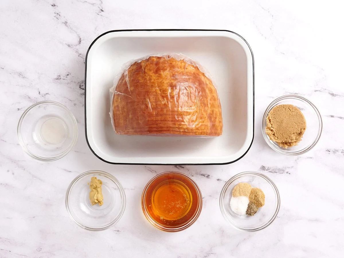 Les ingrédients pour faire du jambon glacé au miel.