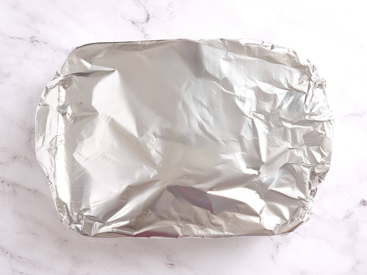 Un plat allant au four recouvert de papier d'aluminium.