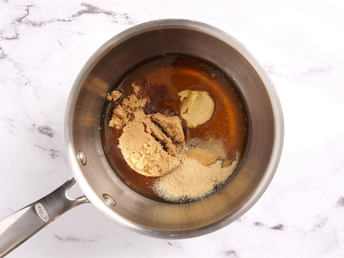 Ingrédients du glaçage au miel dans une casserole.
