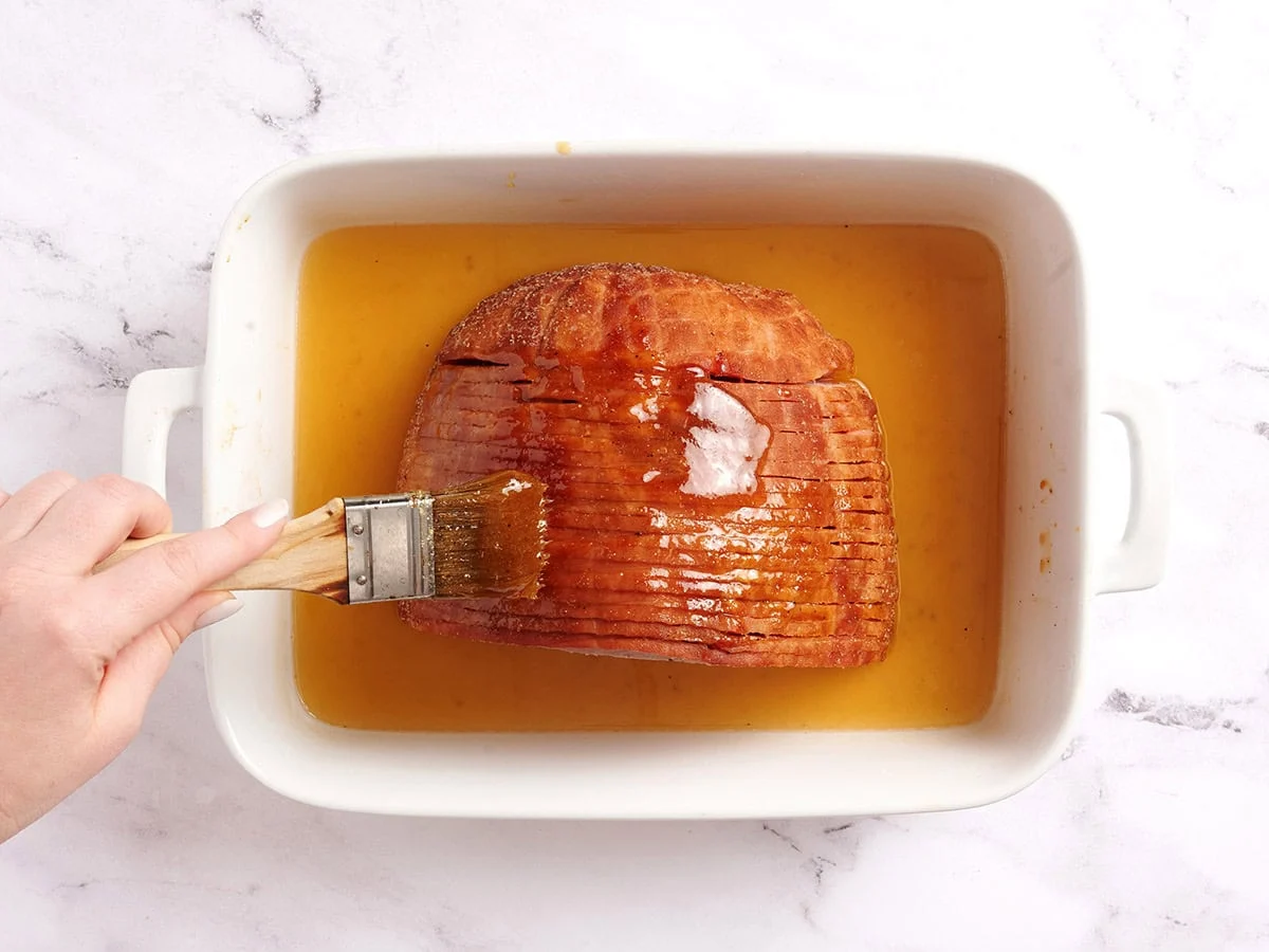 Au pinceau, arroser un jambon glacé au miel à mi-cuisson.