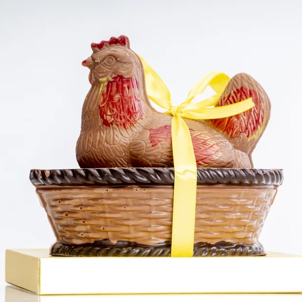 Une poule en chocolat sur un panier