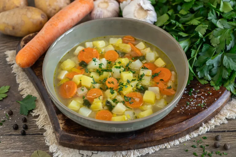 Soupe de légumes classique - cuisinée simplement, saine et délicieuse
