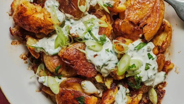 Salade de pommes de terre croustillantes de Jim Moore avec vinaigrette à la moutarde et aux câpres