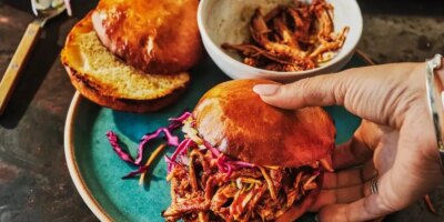 Porc effiloché de Jim Moore avec vadrouille au cidre et salade de chou piquante