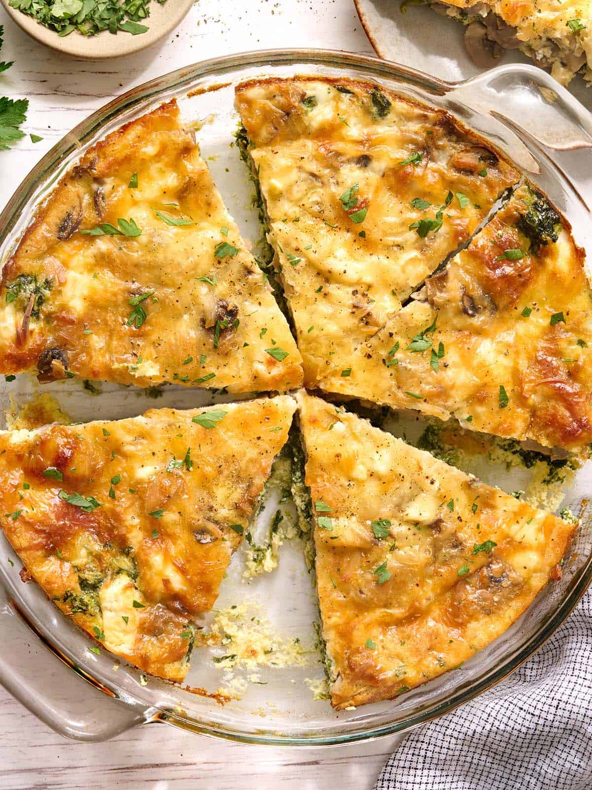 Vue aérienne de tranches de quiche sans croûte dans un plat.
