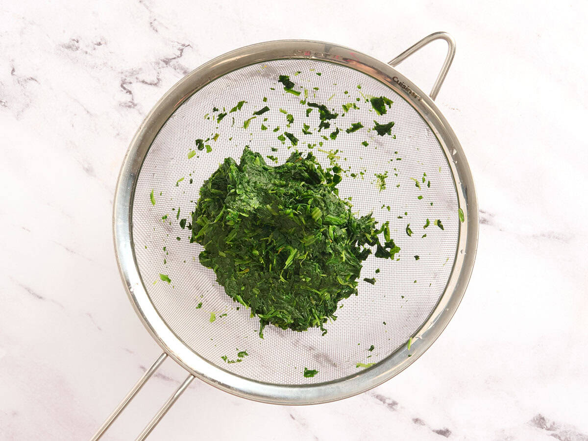 Épinards surgelés dans une passoire.