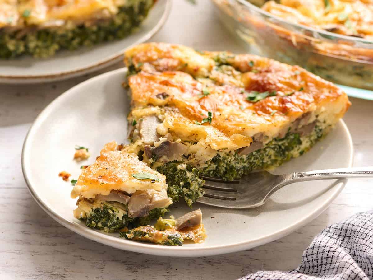 Vue latérale d'une tranche de quiche sans croûte.