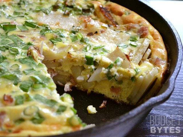 Une poêle de frittata de jambon et de pommes de terre aux herbes.