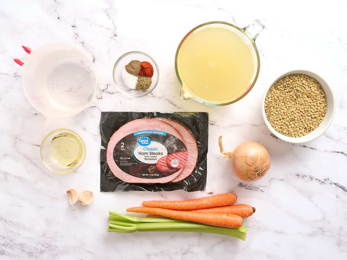 Les ingrédients pour faire une soupe au jambon et aux lentilles.