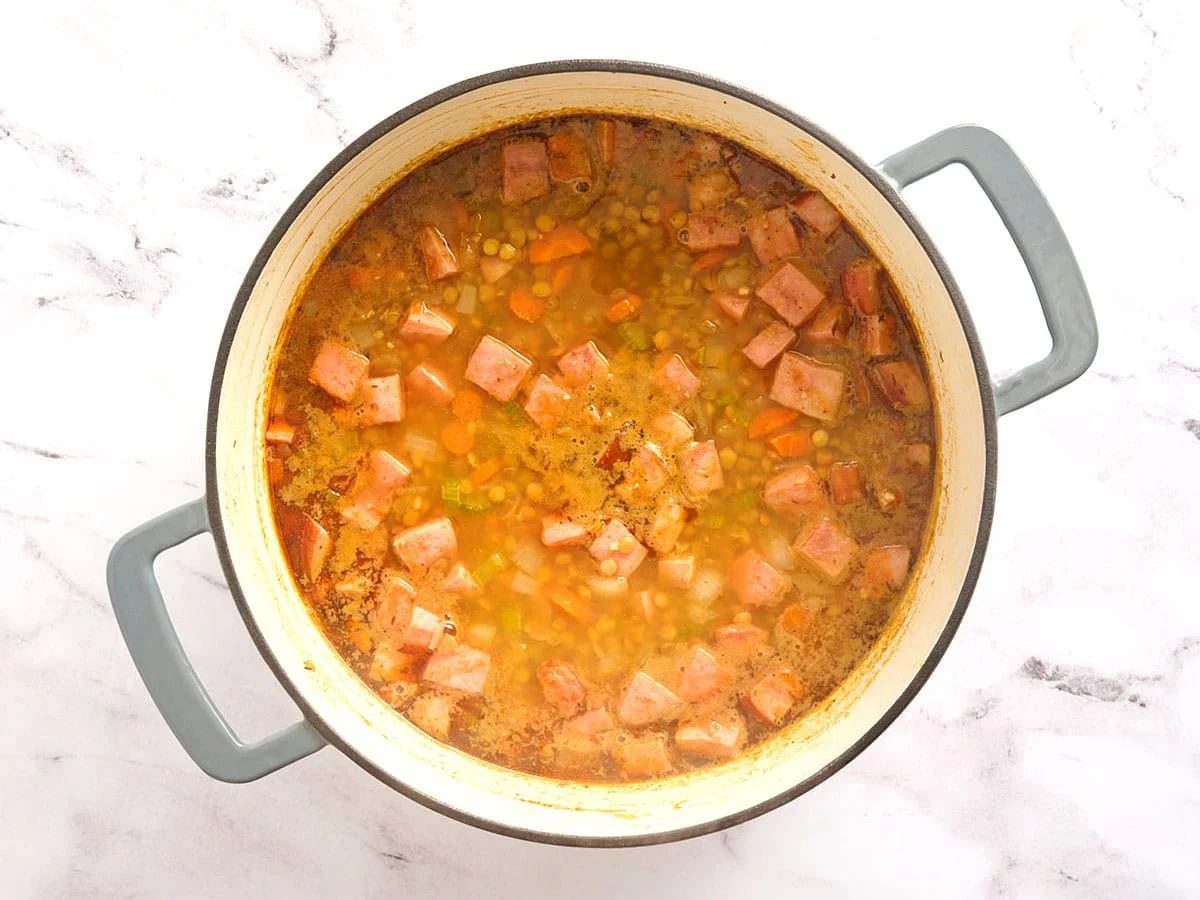 Soupe de jambon et lentilles après mijotage.