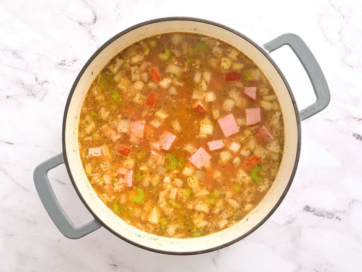 Soupe de jambon et lentilles avant de mijoter.
