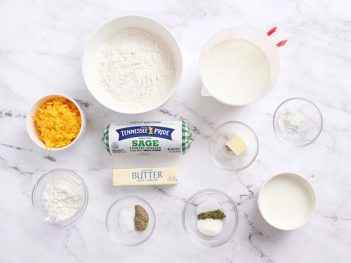 Les ingrédients pour préparer les biscuits finis et la sauce sont cuits dans une poêle.