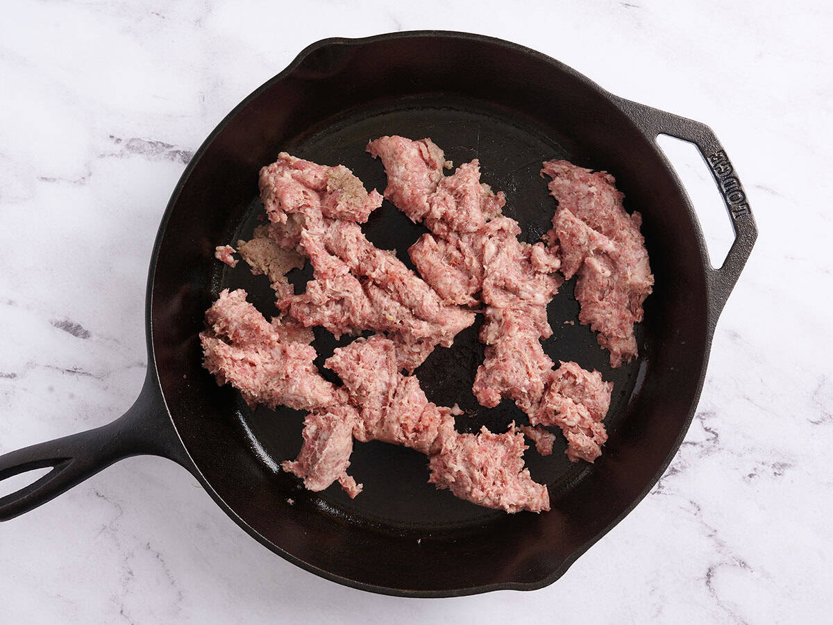 Saucisse de petit-déjeuner à la sauge dans une poêle.