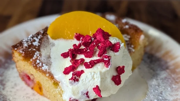 Gâteau à la pêche, à la framboise et à la crème