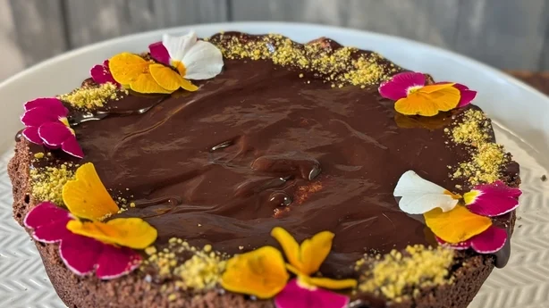 Un gâteau au chocolat décoré de fleurs