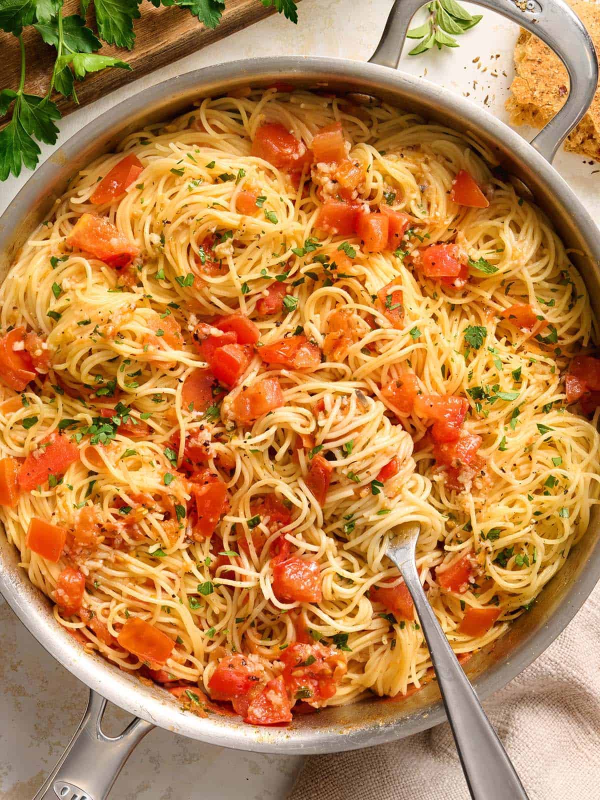 Vue aérienne d'un pot de pâtes pomodoro aux cheveux d'ange avec une fourchette.
