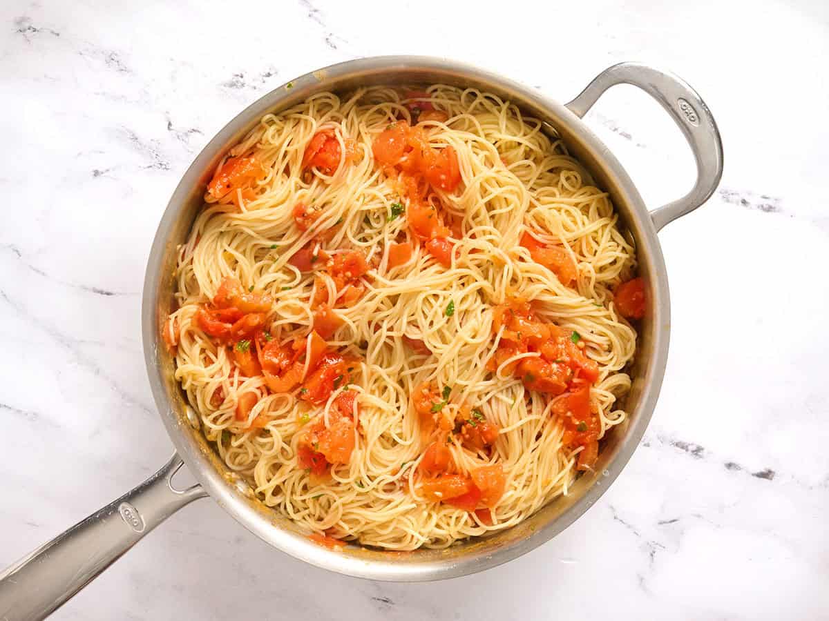 Fini les pâtes Pomodoro aux cheveux d'ange dans une poêle.