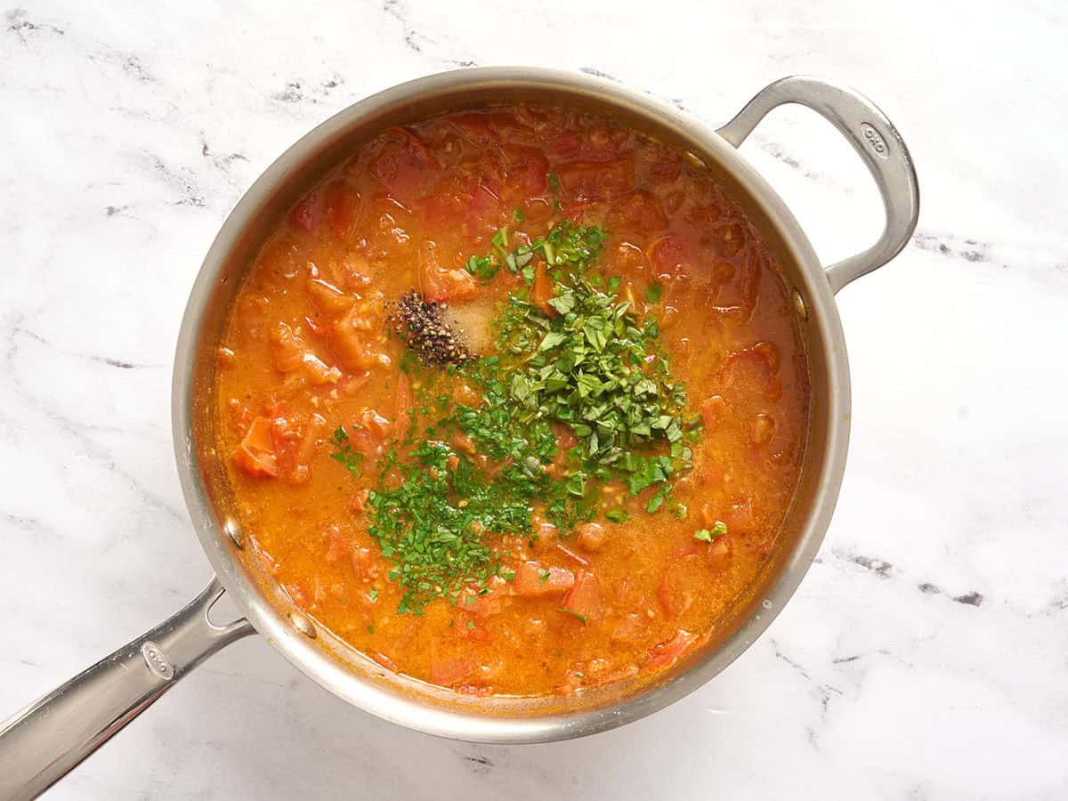 Sauce Pomodoro dans une poêle.