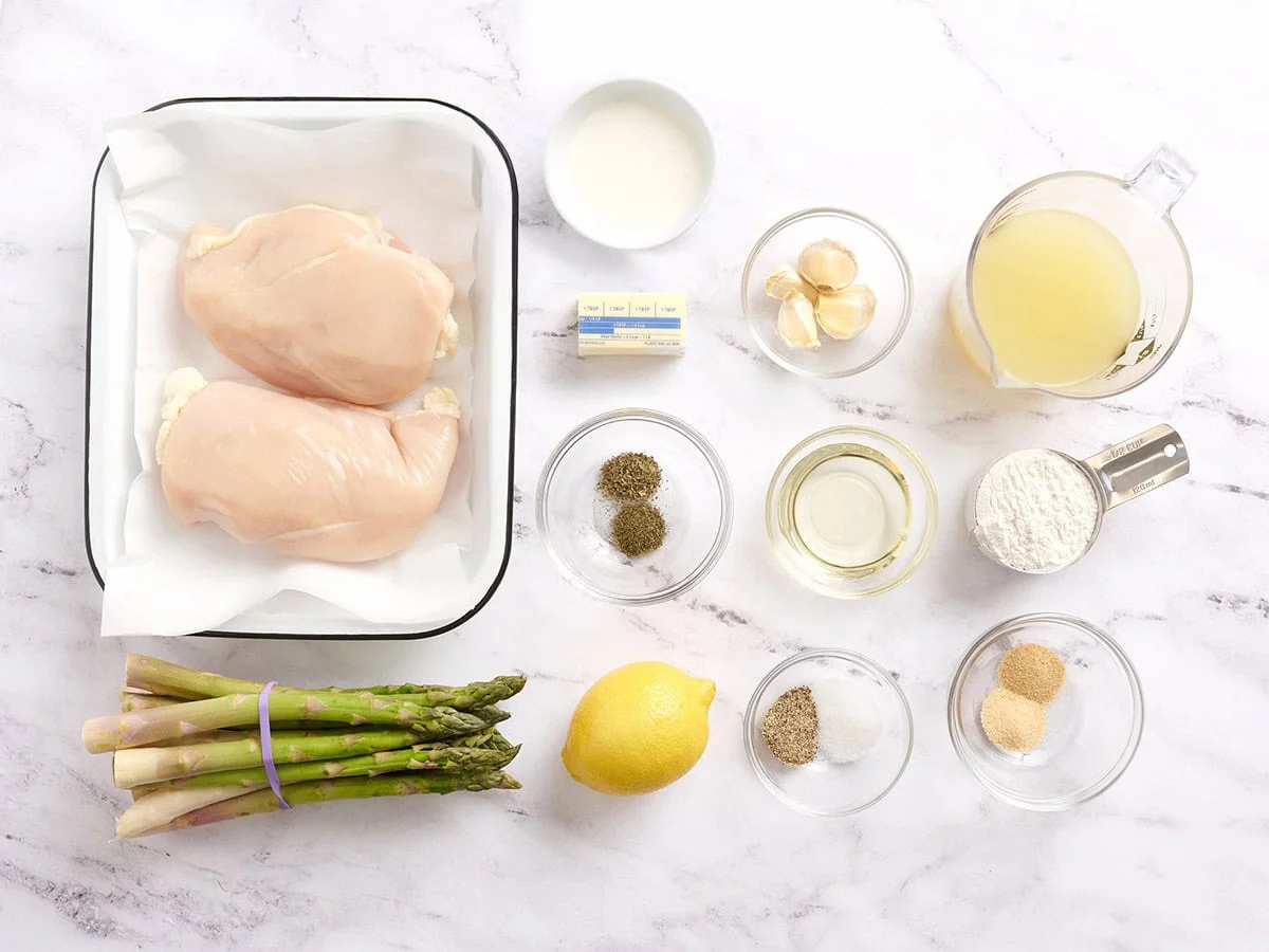 Les ingrédients pour faire du poulet crémeux aux asperges.