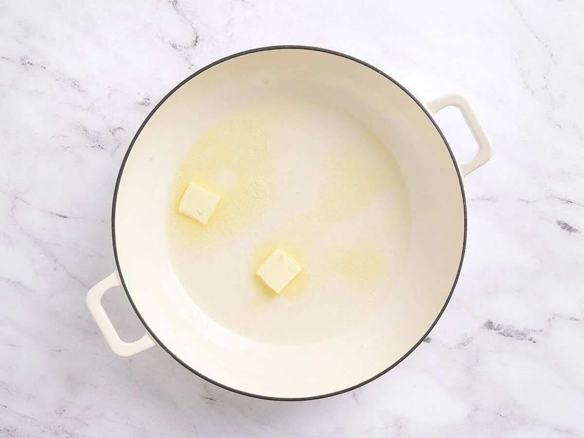 Beurre et huile dans une poêle.