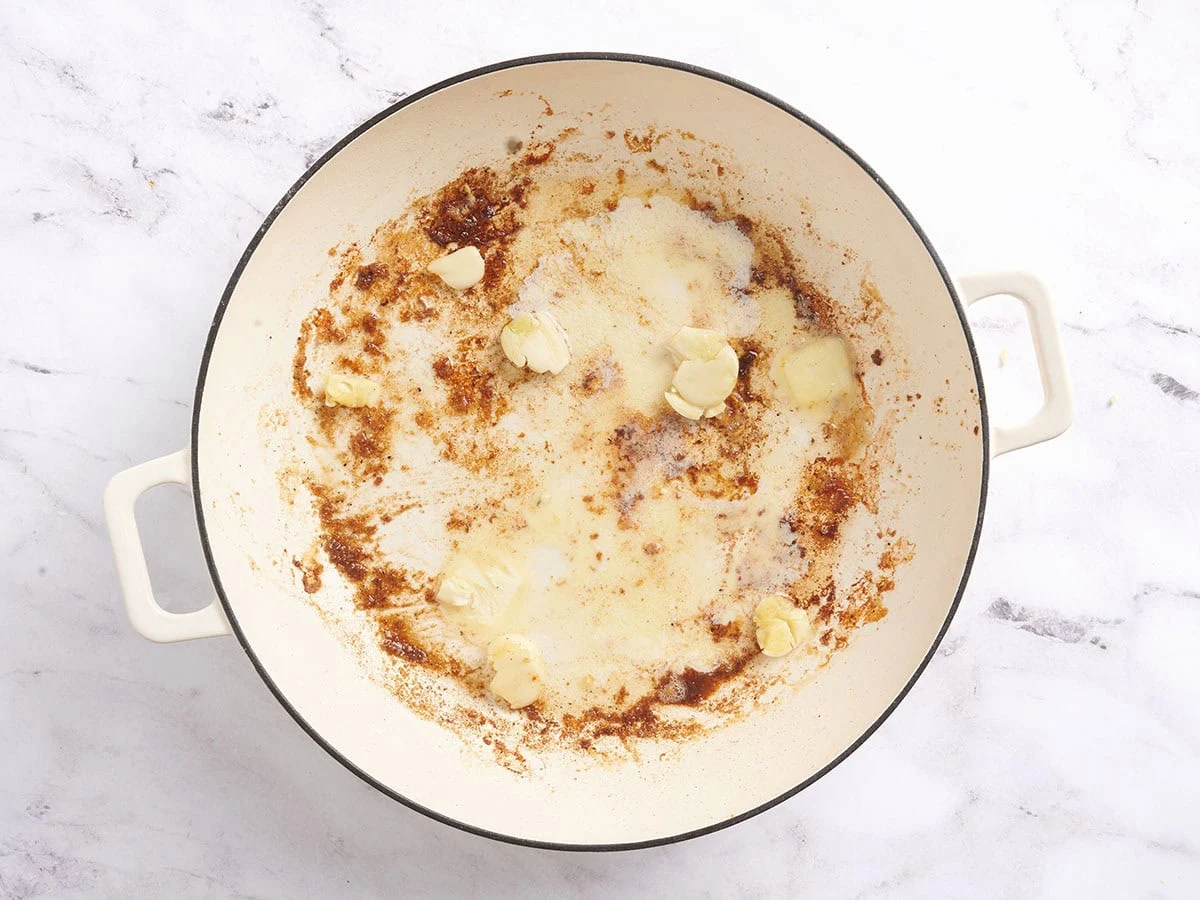 Beurre et ail dans une poêle.