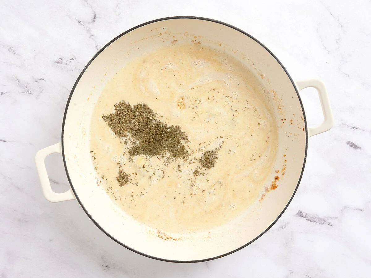 Assaisonnements ajoutés à une sauce à la crème.