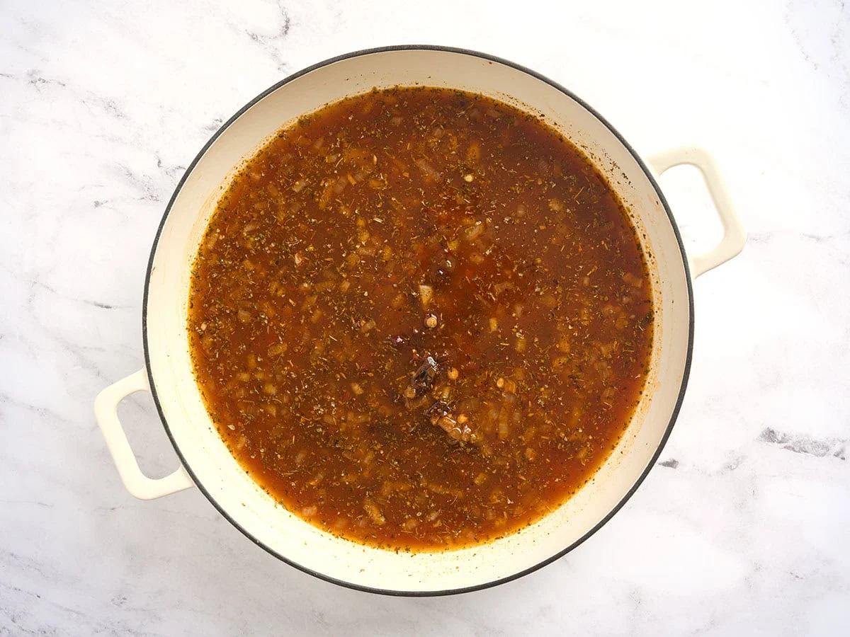 Les ingrédients pour marier-moi des lentilles réunies dans une casserole.