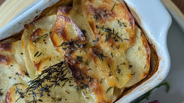 Pot chaud de bœuf épicé marocain braisé lentement avec légumes-racines