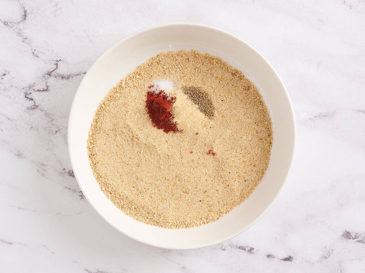 Assaisonnements et chapelure dans un bol.