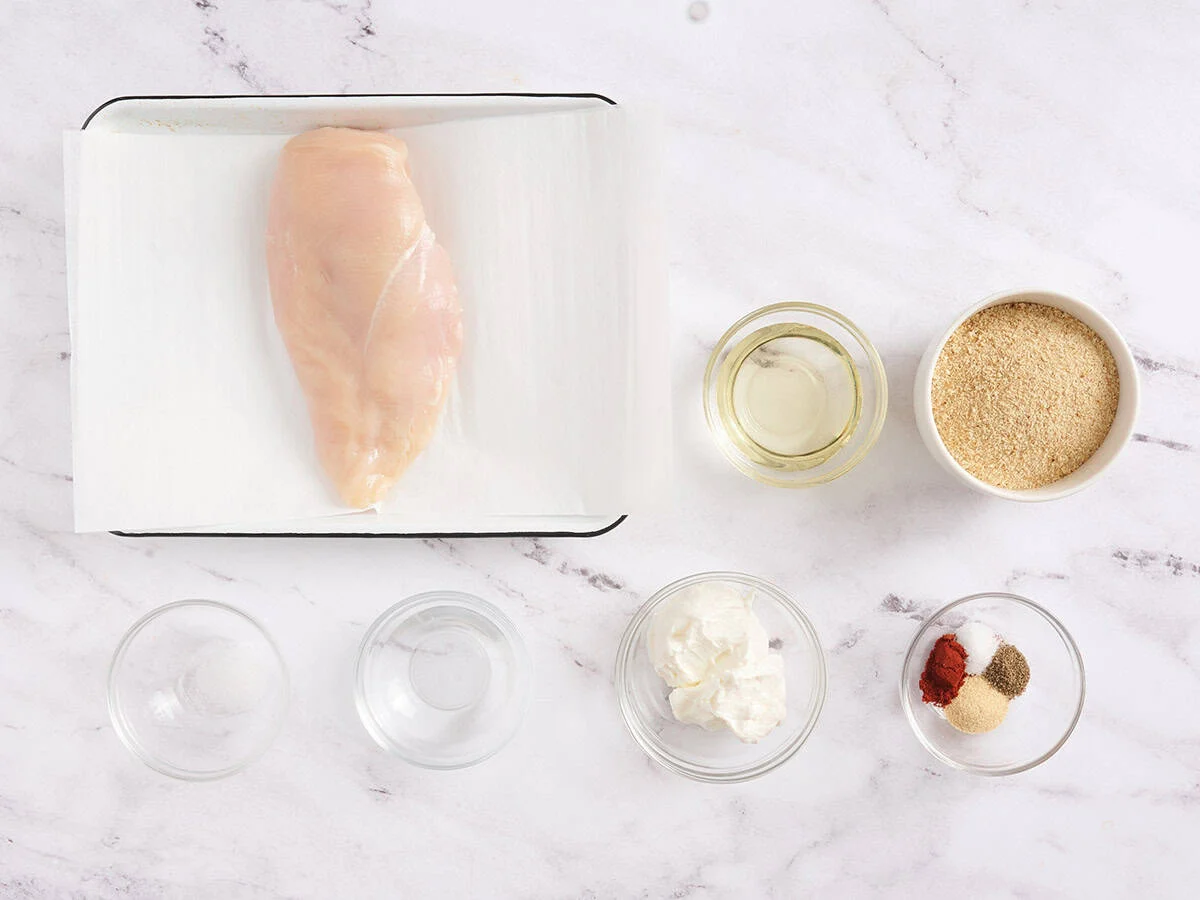 Les ingrédients pour faire des nuggets de poulet maison.