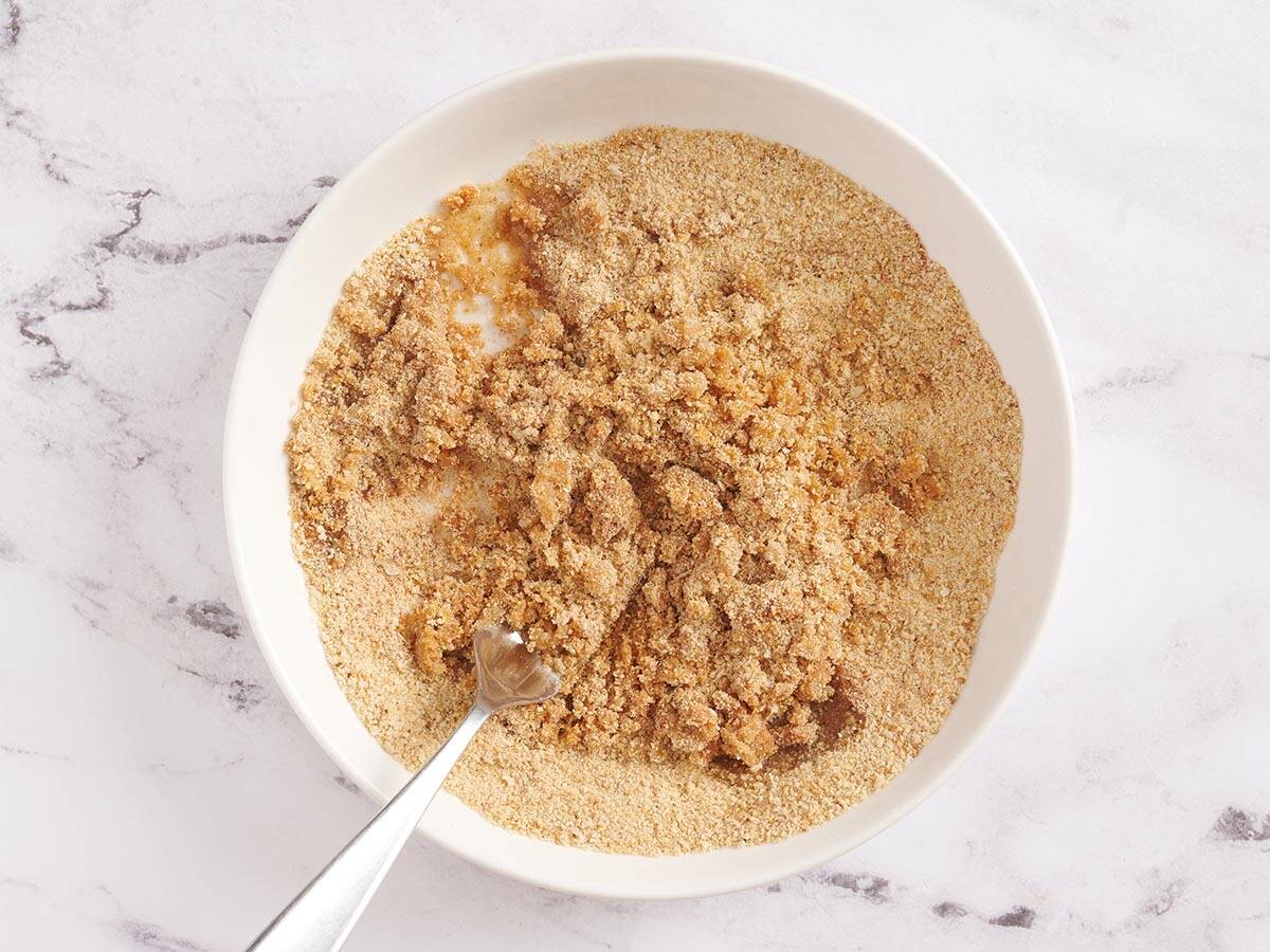 L'enrobage de chapelure pour des nuggets de poulet faits maison dans un bol.