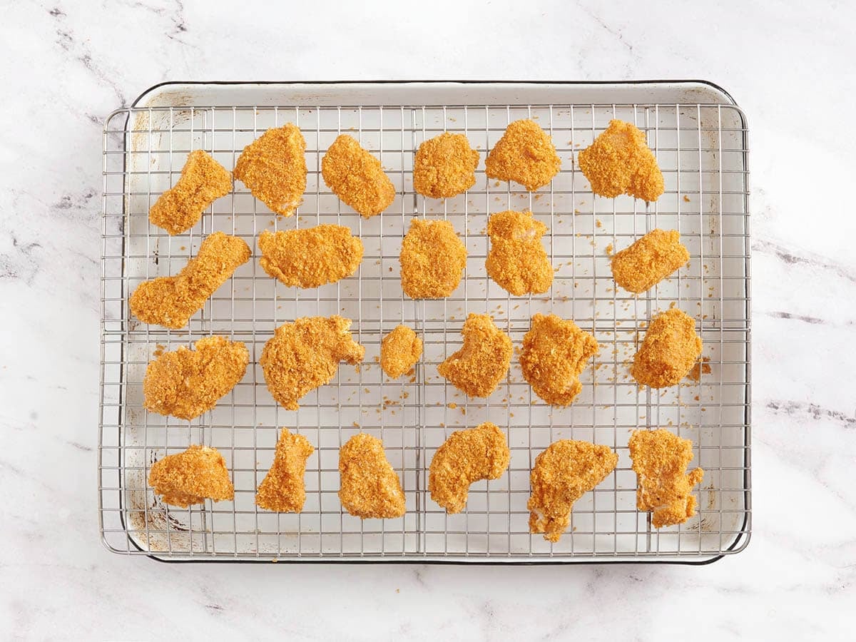 Nuggets de poulet enrobés sur une grille.